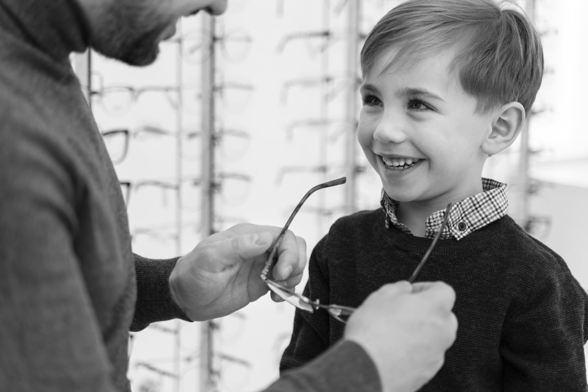 Niño probándose unas monturas con acompañamiento