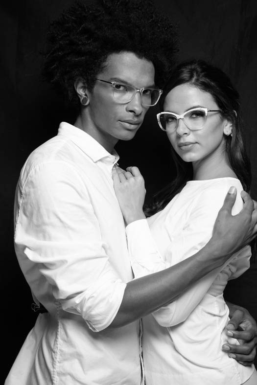 Pareja con monturas de la campaña Soho City
