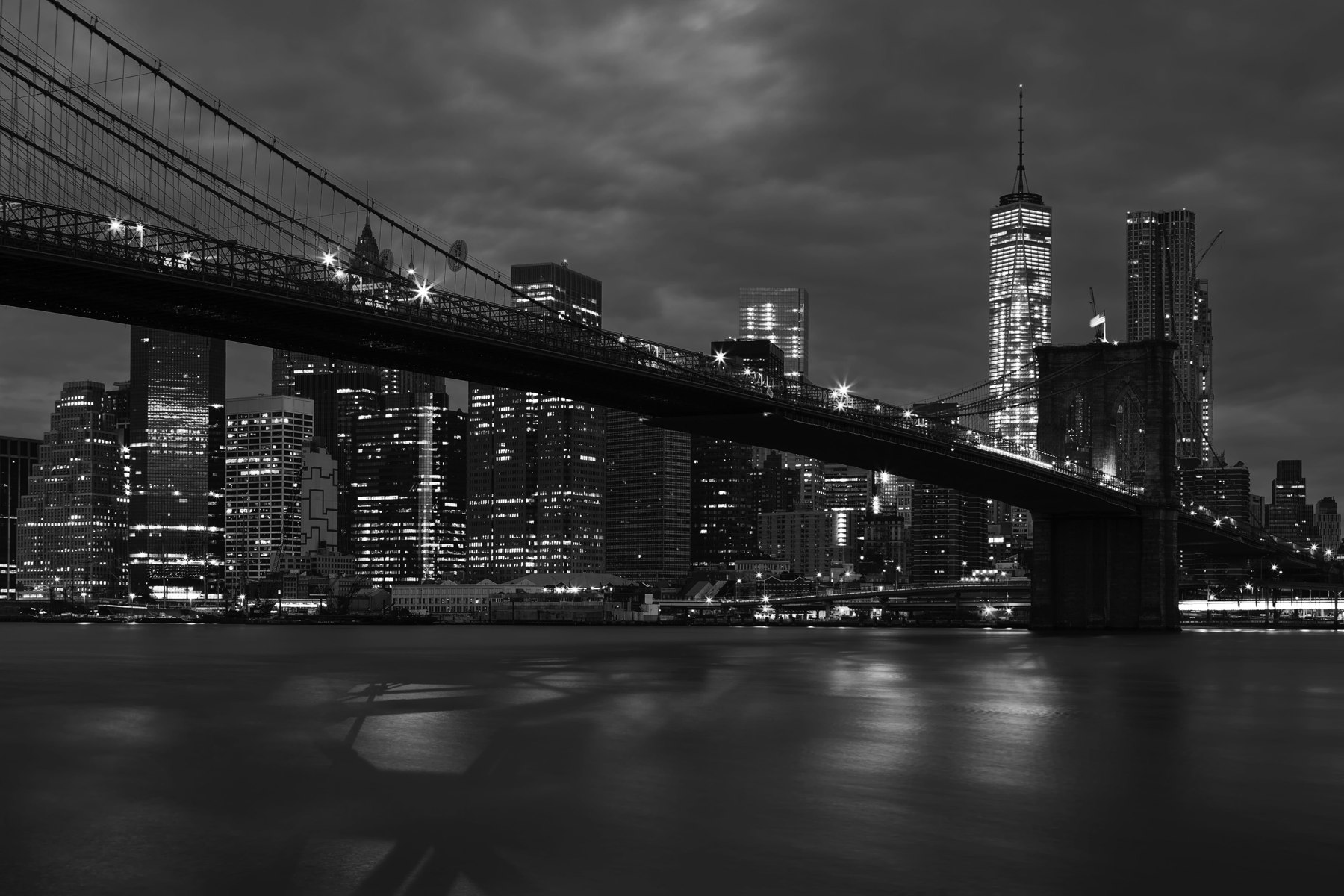 Puente de Brooklyn y horizonte de Manhattan en blanco y negro